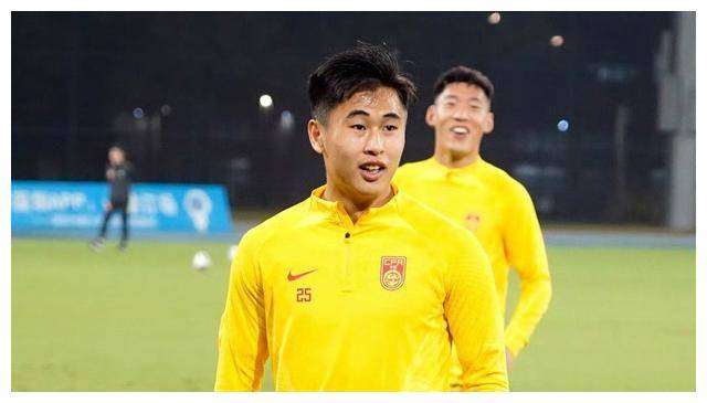 申花35岁老将在沪鲁大战中尽显进球功力,小戴遗憾错失良机_曹赟_斯卢