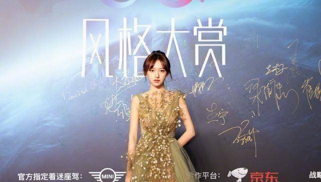 原创《灵域》将播,程潇似仙子堕入凡尘,男主俊逸不输当红小生_范丞丞