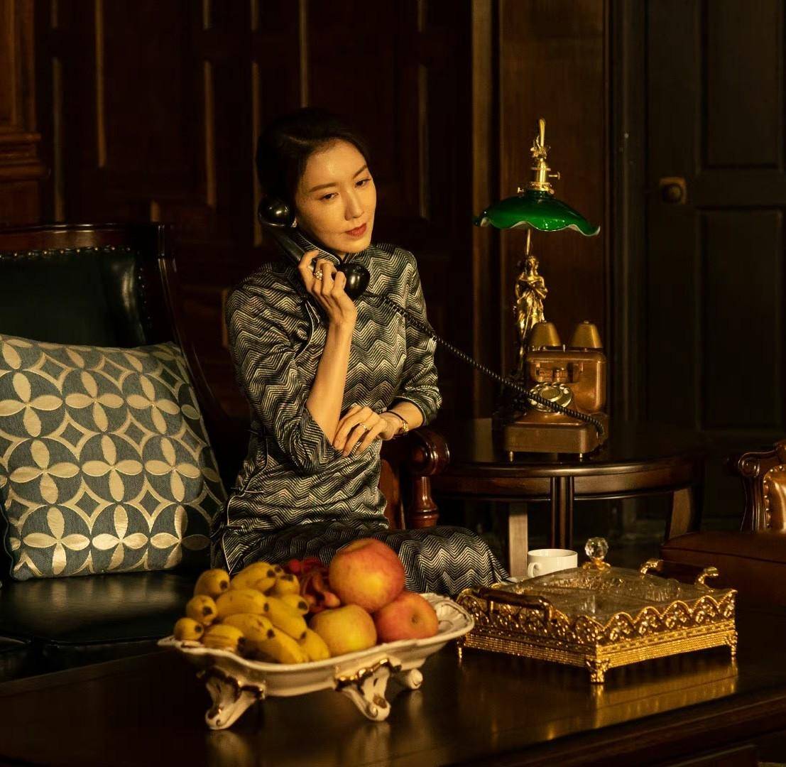 苏辞书的女二号高露,从她在这部剧中的扮相来看,一身端庄又得体的旗袍