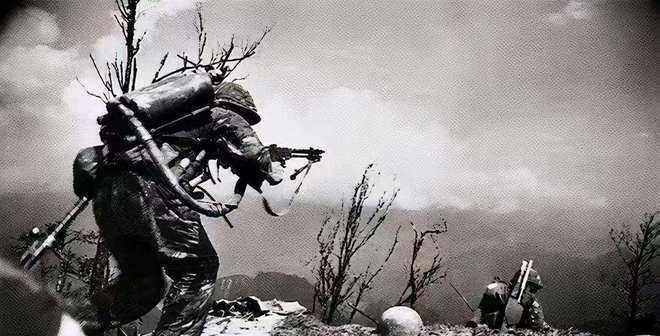 中国最悲壮的插旗照《老山插旗》,旗手没有牺牲,现在是一名安保