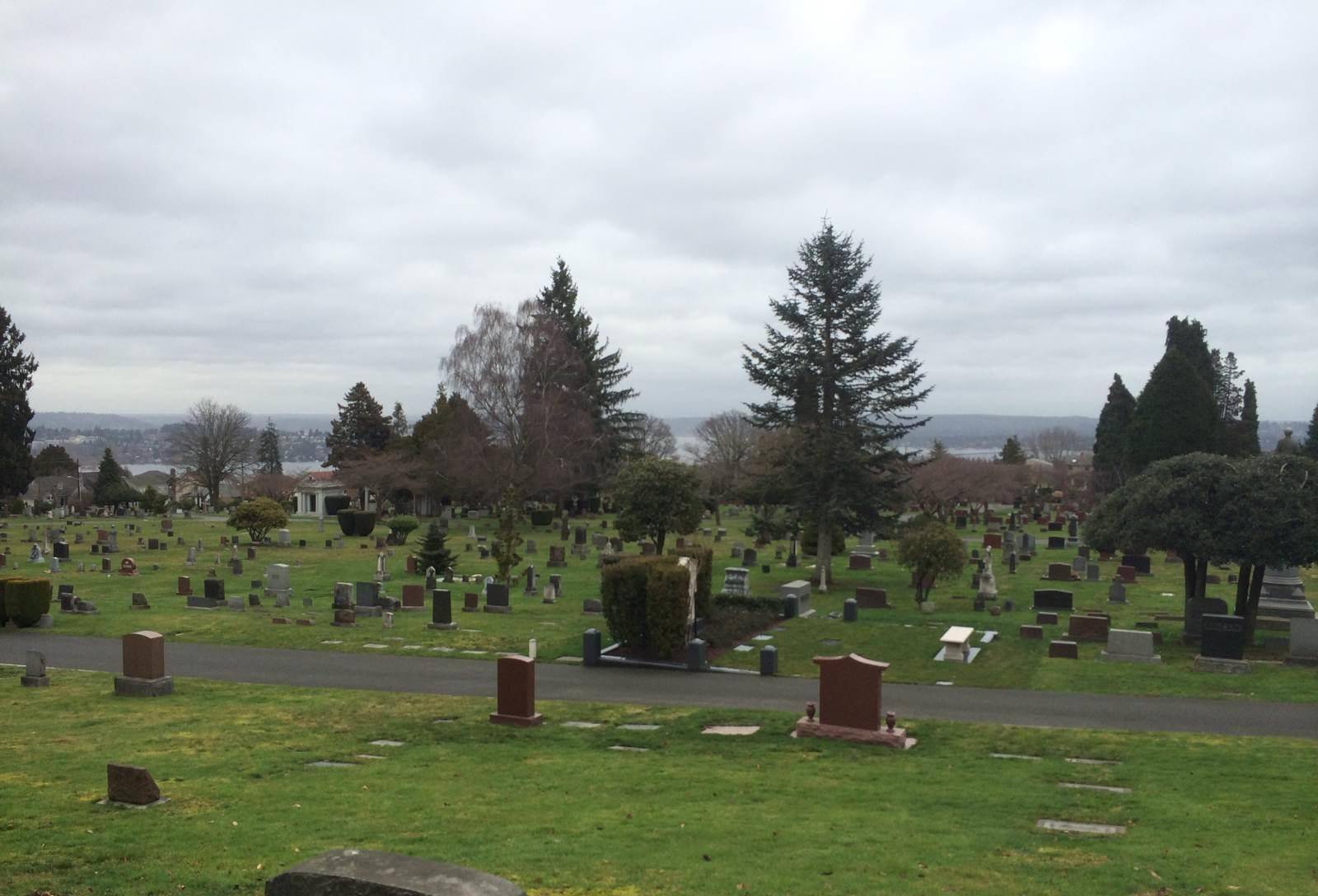 图为湖景公墓主干道,风景如画.图为湖景公墓入口处.