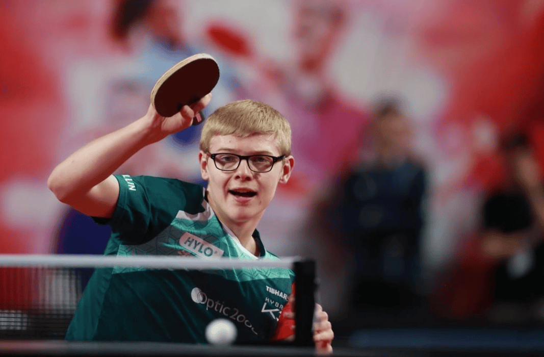 夸张到近乎折叠,法国直拍勒布伦险胜晋级决赛_西蒙_高茨_国乒