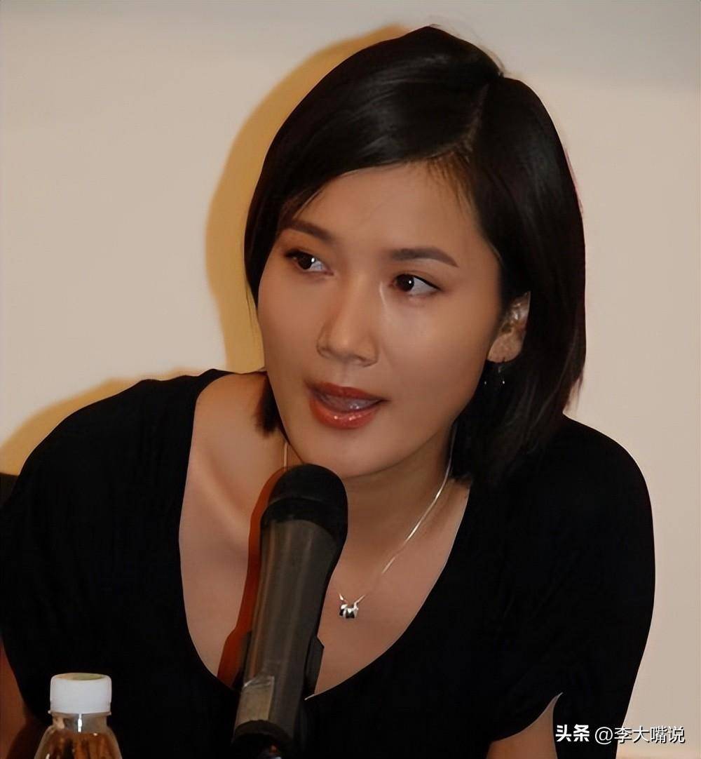 原创离婚后只字不提前夫侯勇与女儿患难与共现在45岁如冻龄少女