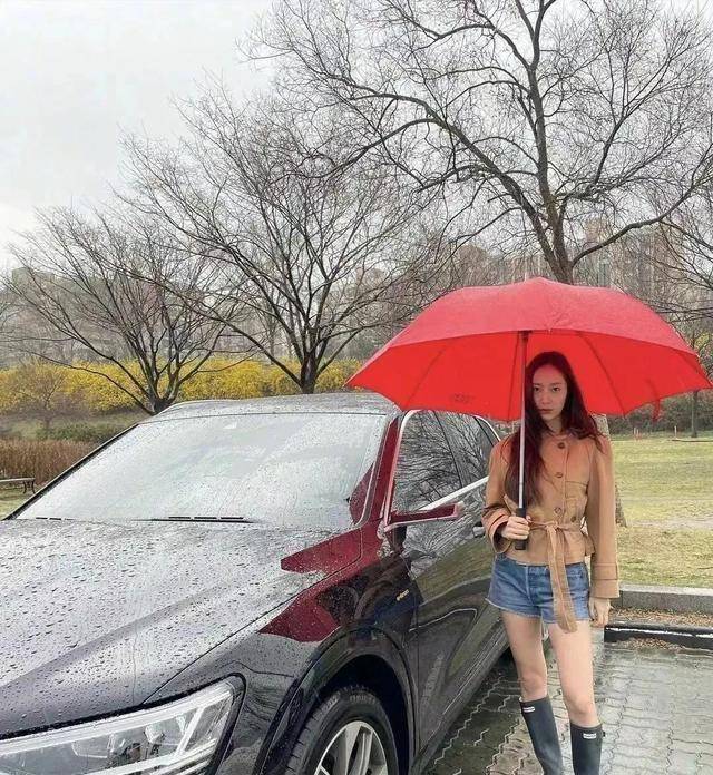 原创原创花儿与少年露营季杨幂变形计上热搜这双雨靴太时髦了