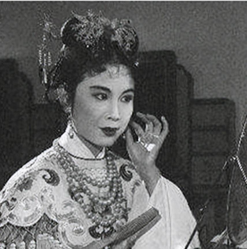 原创白玉霜为了戏班请汉奸吃饭一声枪响让她沦为阶下囚后患子宫癌