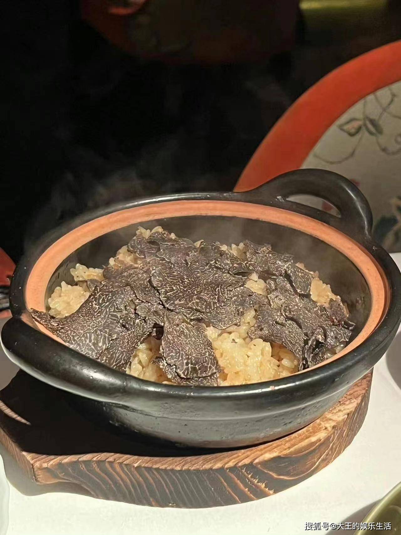 原创李湘又上热搜不顾时差飞往伦敦看王诗龄鱼子酱晚餐引发热议