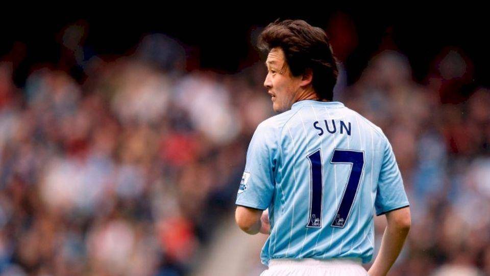 "我们太阳"曾在曼城效力123场英超,而曾在埃弗顿效力的前国足主帅李铁