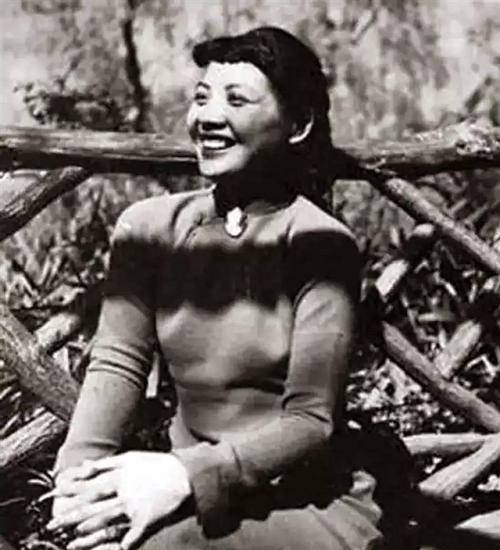 原创为国牺牲后无一人敢帮他料理后事唯独女友买了两块墓地