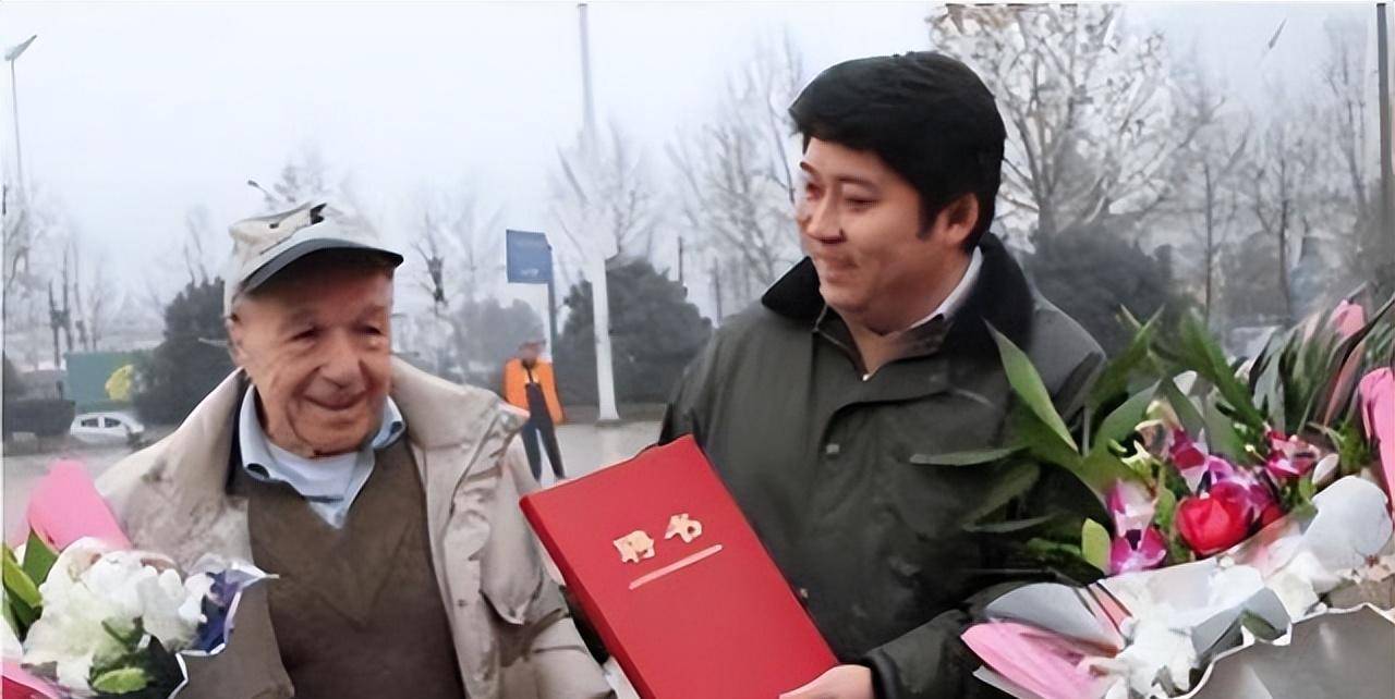 因为一句承诺,中国小伙报答瑞士好房东,接回中国赡养6年_汉斯_宋扬