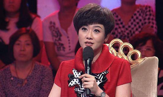台湾主持人寇乃馨曾在《超级演说家》节目中,讲述过丈夫黄国伦被她的