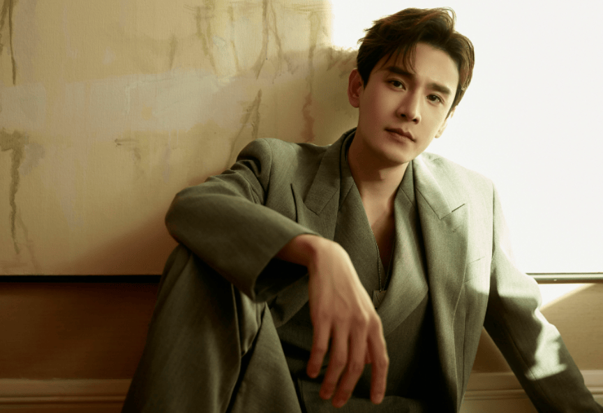 经超不满足毕业后的平淡生活,他勇敢地自荐给导演和制片人,并成功凭借