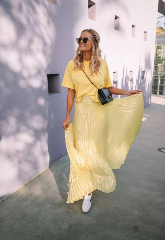 穿腻了连衣裙,不如试试今年很火的"半裙",可攻可柔显高级_卫衣_百褶裙