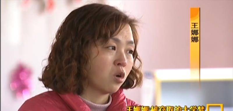 就在王娜娜要求注销张莹莹学籍的时候,一个校领导却忽然说:"这样,你们