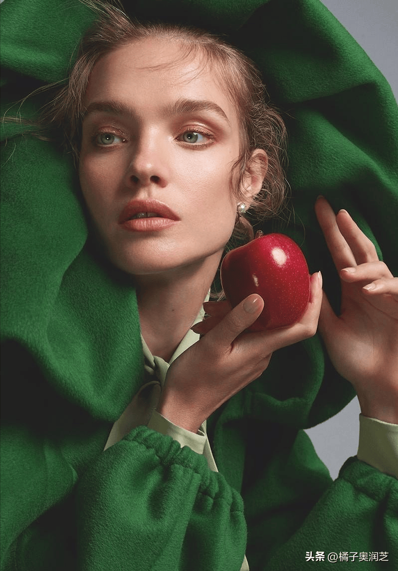 国外底层超模二婚带3娃再嫁豪门太子爷如今42岁老态尽显