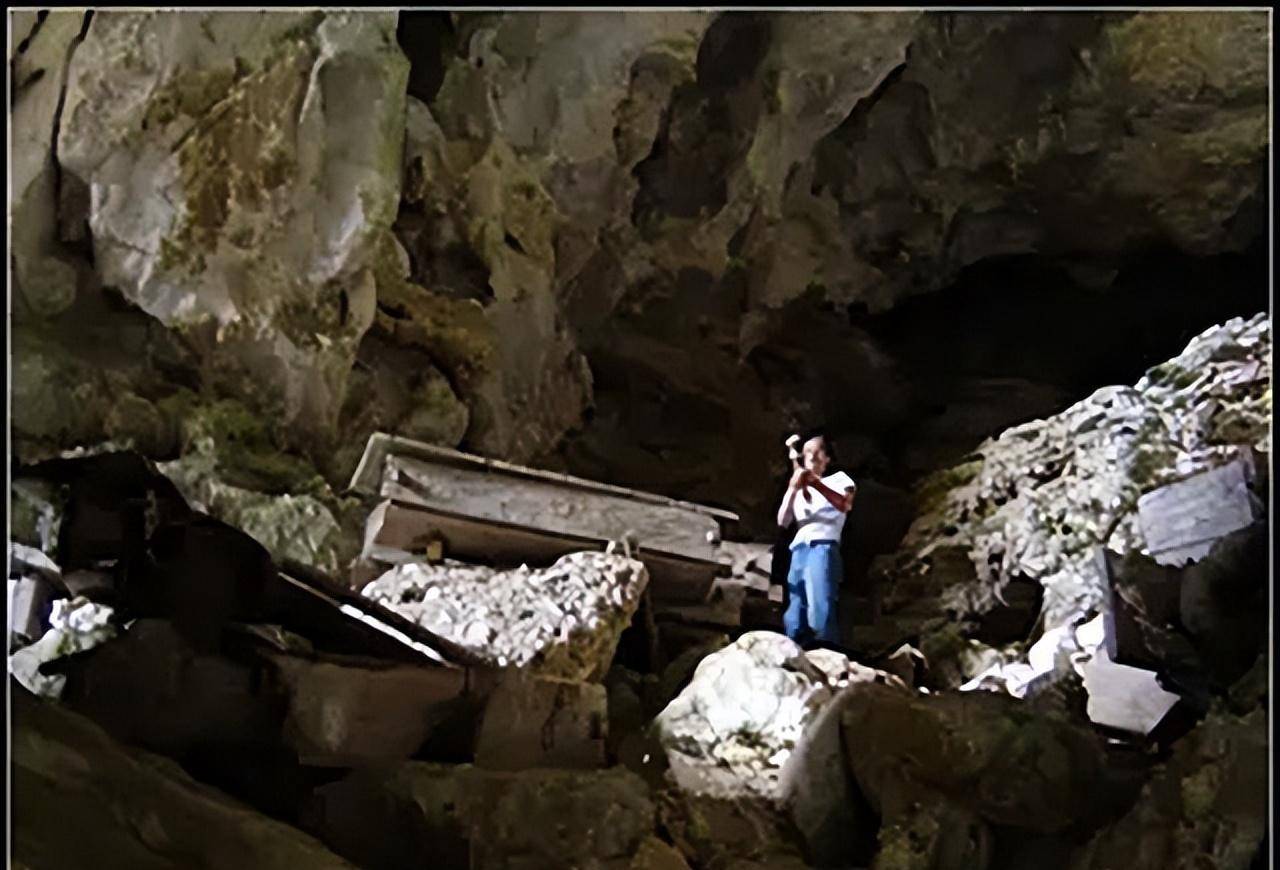 贵州背尸人以背尸背棺材为生徒手攀爬悬崖峭壁上堆满了棺材