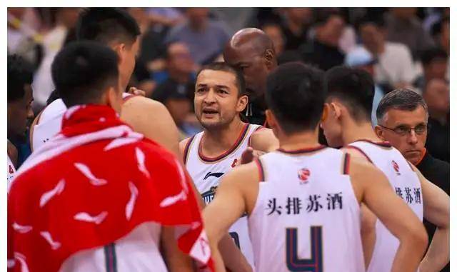 炸掉鲨鱼怒砍13分12篮板6助攻被广东弃用成为全能中锋杜锋酸了