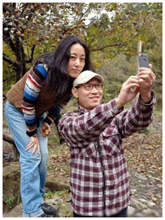 他们俩可是真爱无疆,相识于一次聚会,然后丁武追杨婷不遗余力,一往