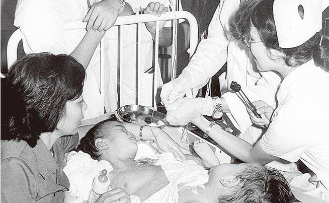 原创1979年3条腿的连体兄弟成功分体弟弟娶11年护士女友哥哥早逝