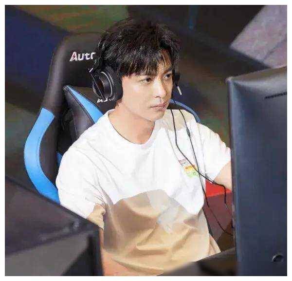 李佳航晒出学生时期照片想证明与林志颖相近意外引发热议