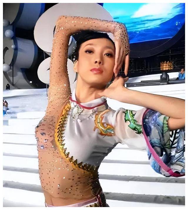 以一支《胭脂扣》一战成名,成为舞蹈界的宠儿,人称"最女子神".