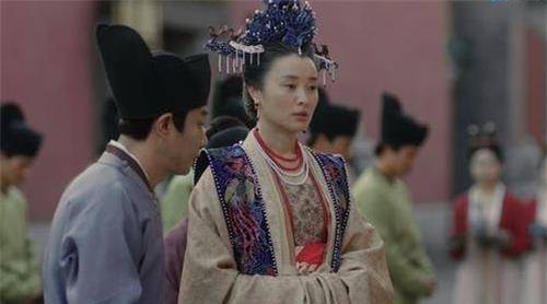 皇后临终不停拉扯身上穿的衣服皇上不解明白后下令为她换衣