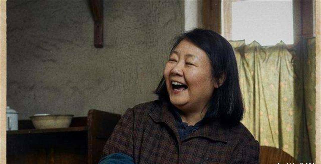 不过在这之前萨日娜也曾因长相问题被导演拒绝,刚出道时一连几年都无