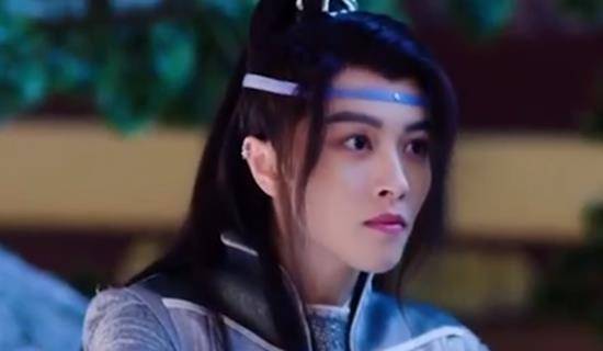 但其实这两个帅气的男性角色都是由一位女演员扮演的,她就是演员邢恩!