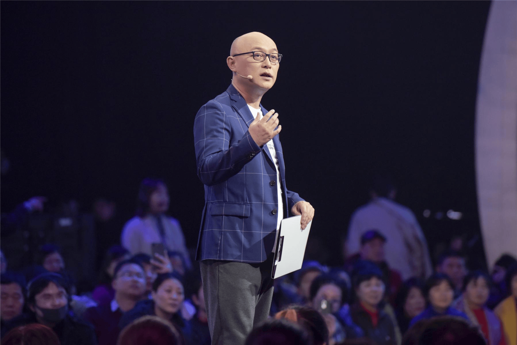 都说实践是最好的老师,从摄影到制作,孟非学会很多,加上踏实肯干,摄影