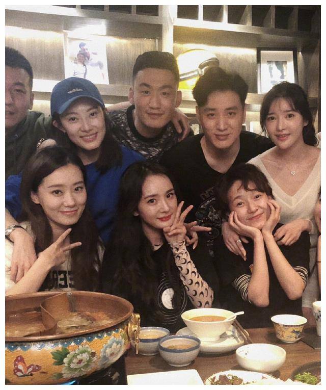 杨幂与张小斐同框红红火火致敬友情掀开娱乐面纱