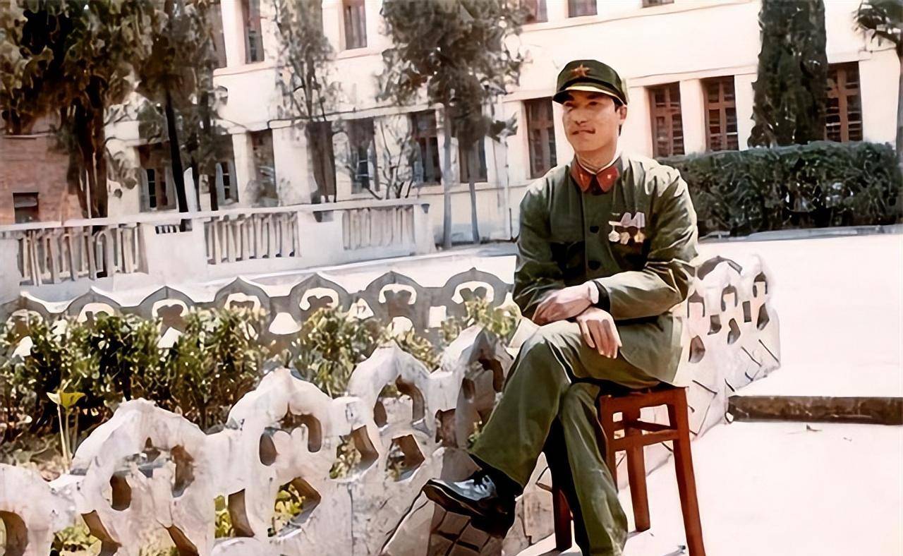 1982年,出生于贵州凯里的吴华刚满18岁,热血好男儿要参军,这是每一个