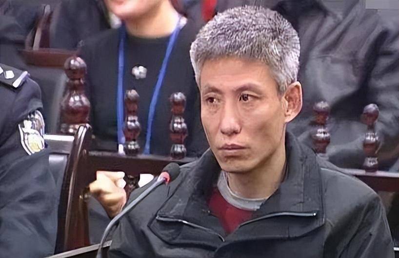 原创2003年刘涌走下法庭表情淡定被押解到殡仪馆抬进死刑执行车
