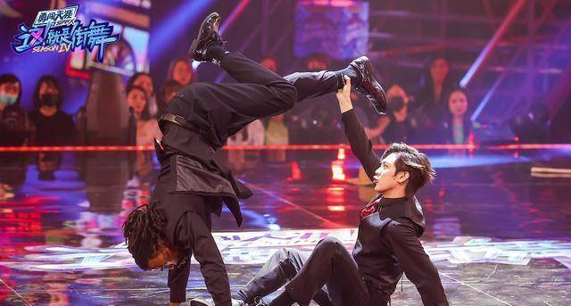 就是街舞》第一季的冠军韩宇淘汰了,当时全场的所有舞者都感到意外.