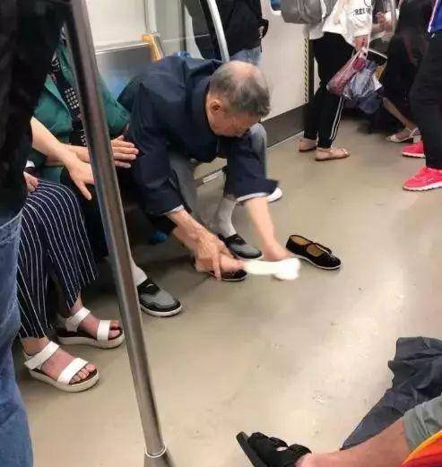 原创92岁老人患上相思病见老伴儿后宝贝我找你找得太辛苦