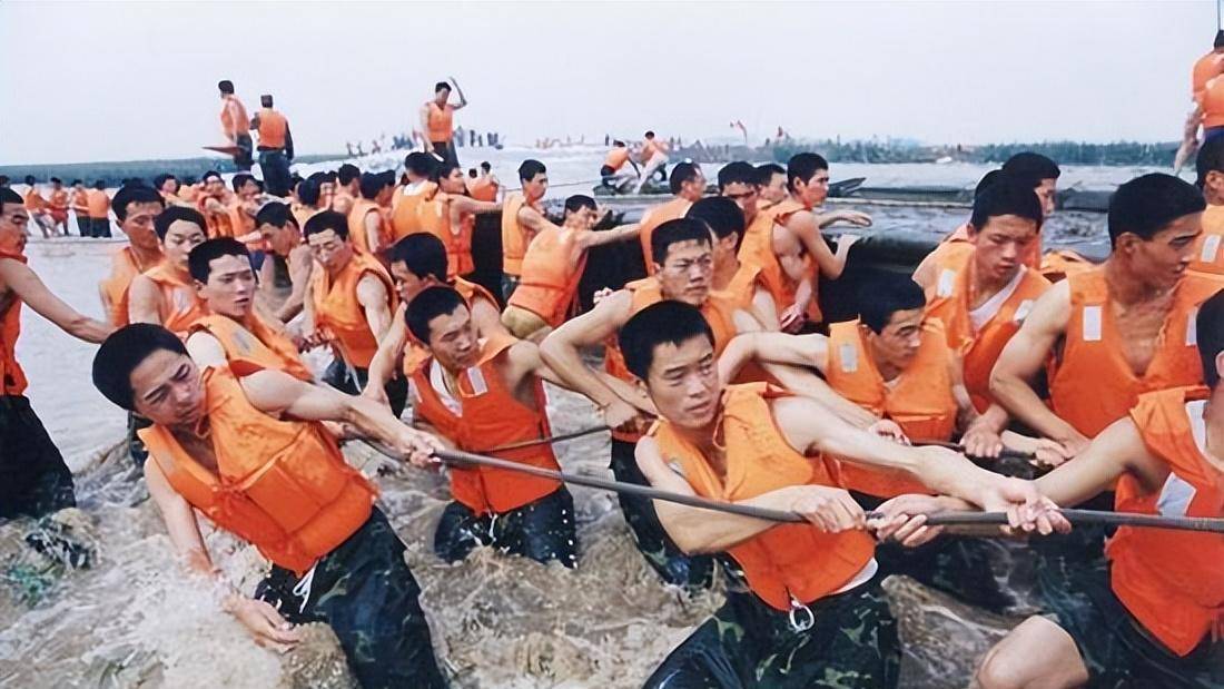 决堤数十万人未撤,战士以身抗洪,百姓哭喊:求求别跳了_九江_情况_洪水