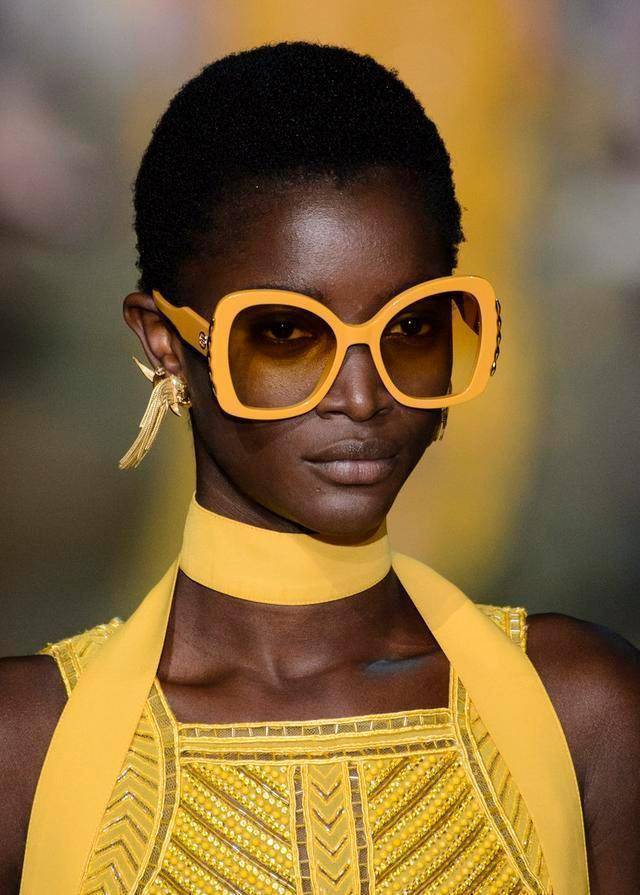 明黄色眼镜框自不必多说,如太阳一般炙热的颜色,搭配同样黄色的裙装