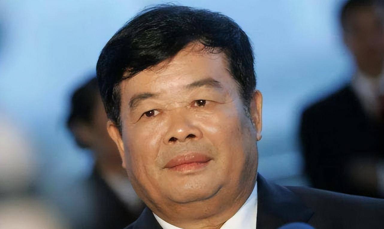 小时候的曹德旺就过上了吃不饱穿不暖的日子,上学读书对他来说无疑是