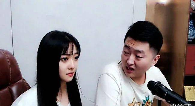 原创小洲与女友温暖已订婚公布婚期时间明年天气暖和就结婚