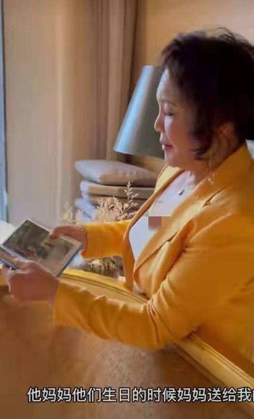 原创大s婆婆贵妇生活好奢靡穿华丽金睡袍像龙袍穿得比儿媳嫩时髦的