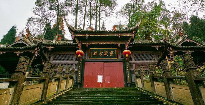 寺因山而得名,曾经也是"灌县十景"之一,其全名应该叫做"灵岩观音寺"