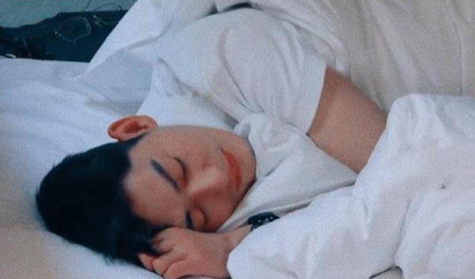 原创《亲爱的客栈3》热播,张翰熟睡素颜出镜,35岁真实颜值一目了然