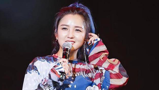 何洁离婚7年赫子铭宣布再婚现任妻子温柔声音甜美出镜幸福