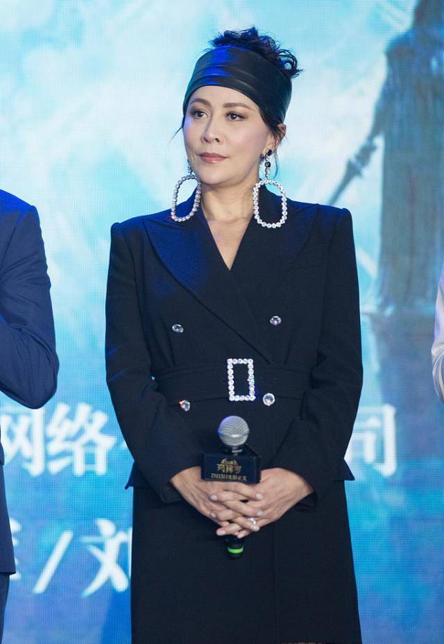 原创刘嘉玲越老越招摇把斑马线穿身上还配黑丝袜不俗反而显高雅