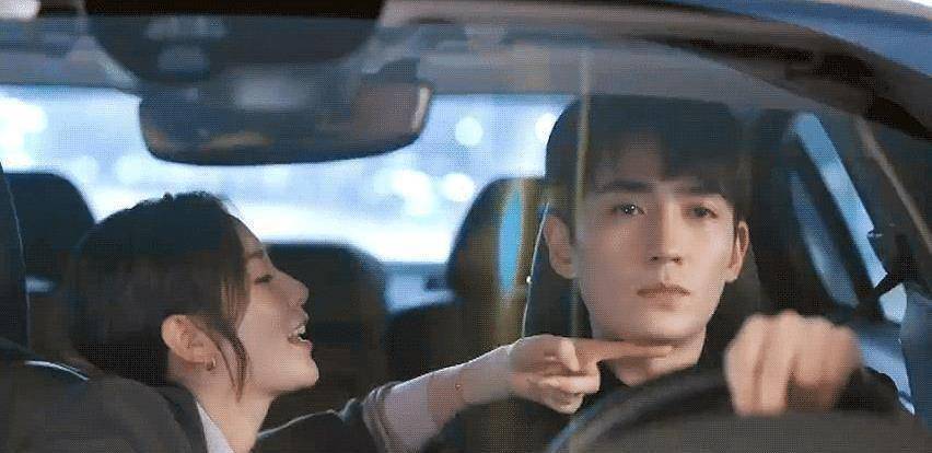 在那场男主开车载着女主的戏份中,刘诗诗边喝牛奶边撒娇,挤眉弄眼的