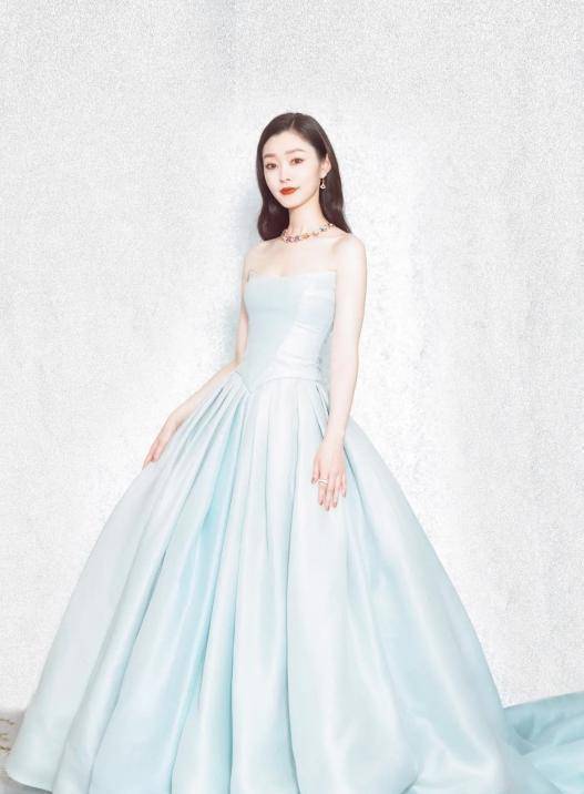 《涩女郎》剧组亮相发布会,殷桃状态不如往昔,宋轶气质绝佳