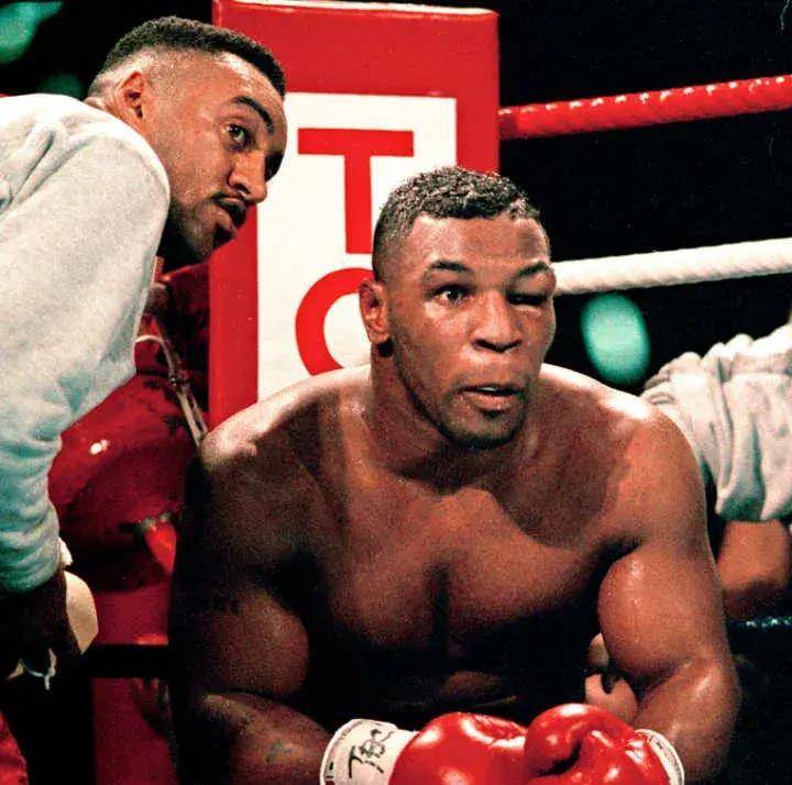 泰森对阵李小龙已故的武术大师李小龙能不能打赢世界拳王泰森