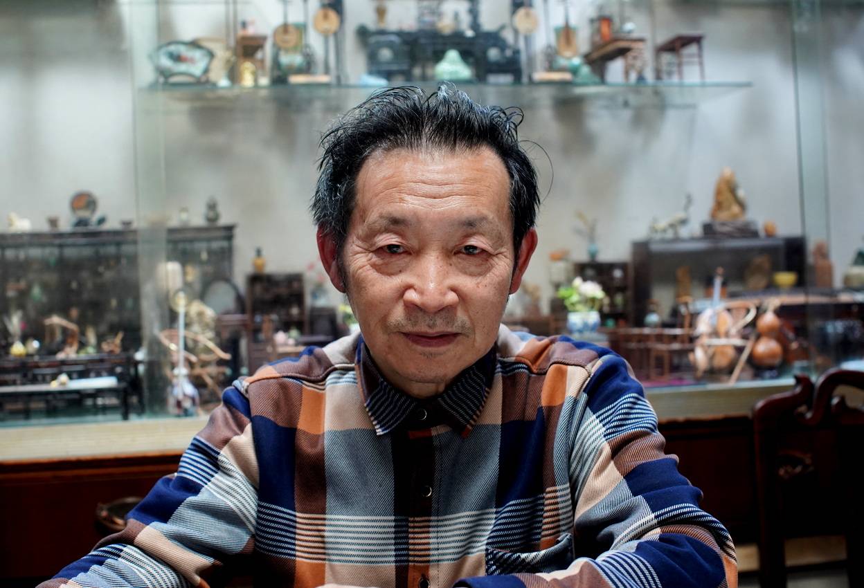 原创上海拜访工艺大师黄跟宝巧手不仅在微雕还有烧菜好本领