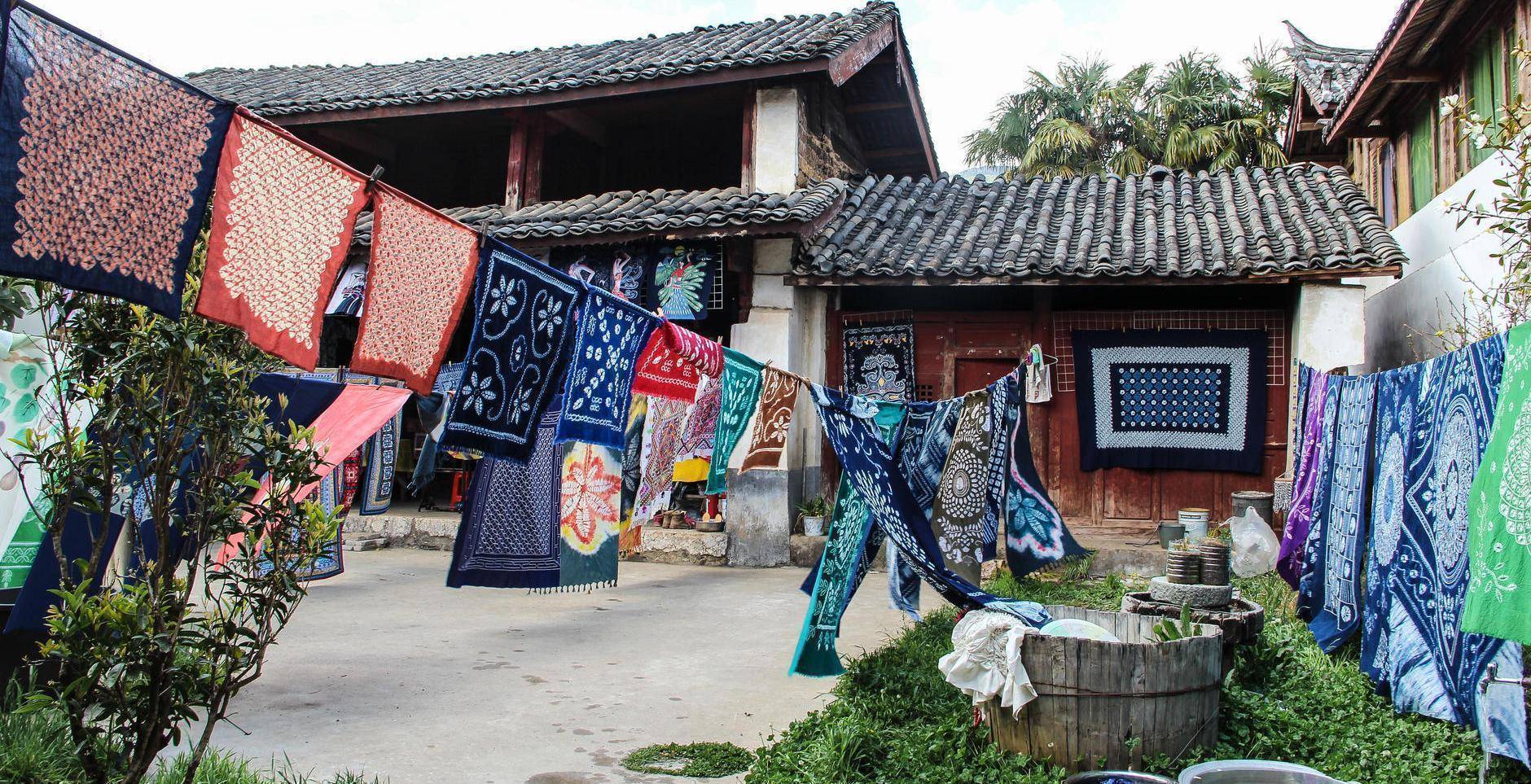 在艺术方面,纳西族人有着很高的造诣,著名的东巴文化便是他们所创建的