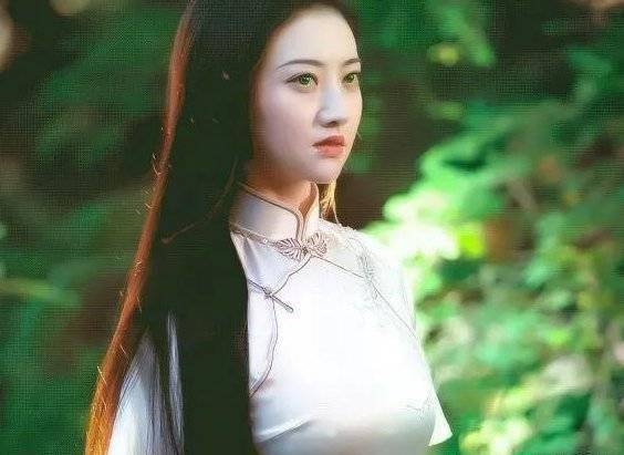 原创《司藤》火了,景甜开始转型做"综艺咖",你觉得她适合吗?