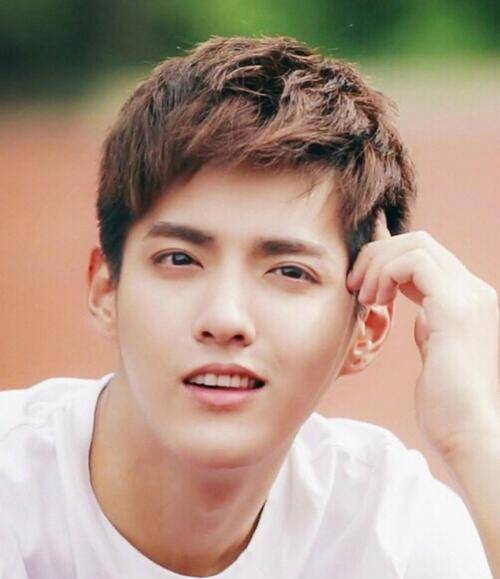 有很多的明星,他们拿着外国身份却来中国挣着中国人的钱,比如吴亦凡