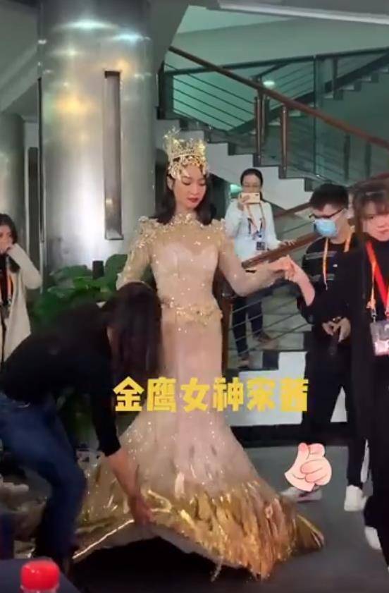 原创宋茜金鹰女神后台照被传出披黄褂子似太后看清鞋子心疼哭了